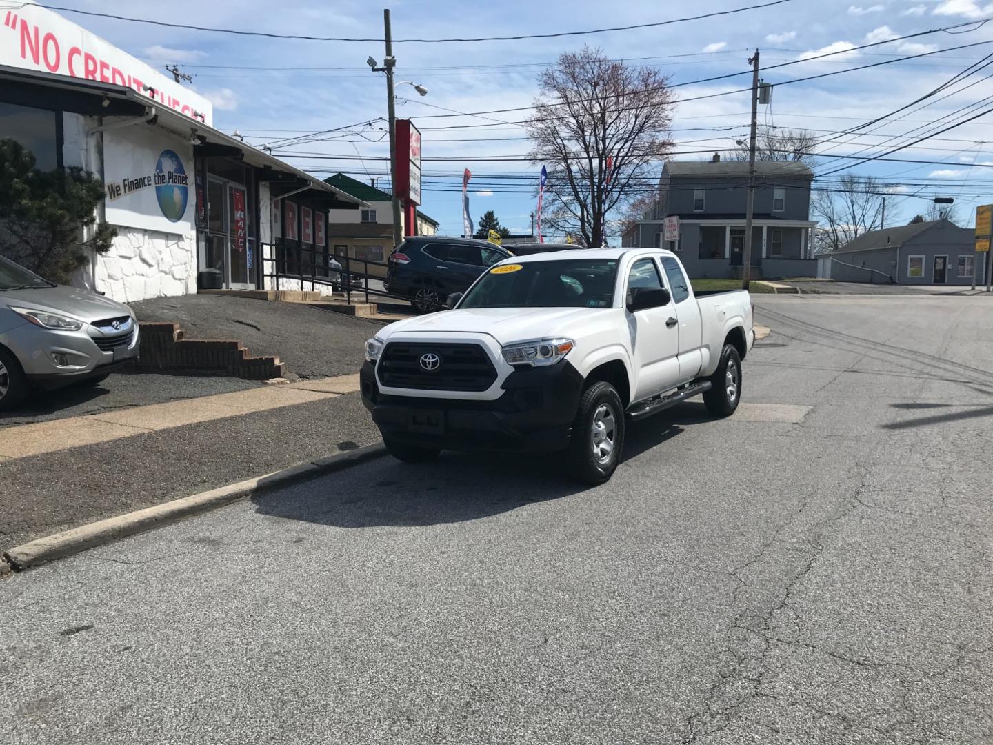 2016 White /Gray Toyota Tacoma SR5 (5TFRX5GN1GX) with an 2.7 V4 engine, Automatic transmission, located at 577 Chester Pike, Prospect Park, PA, 19076, (610) 237-1015, 39.886154, -75.302338 - Photo#1